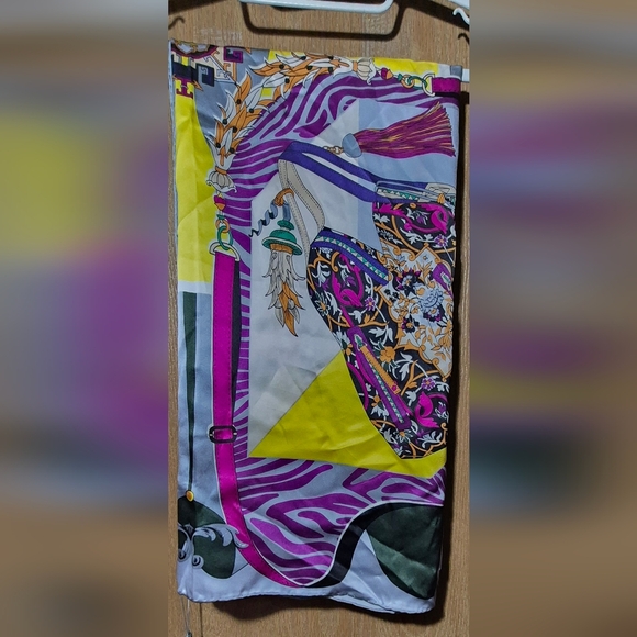 NWT L'euphorie 100% Silk Scarf 41"×42" Rare Find! - Picture 11 of 12